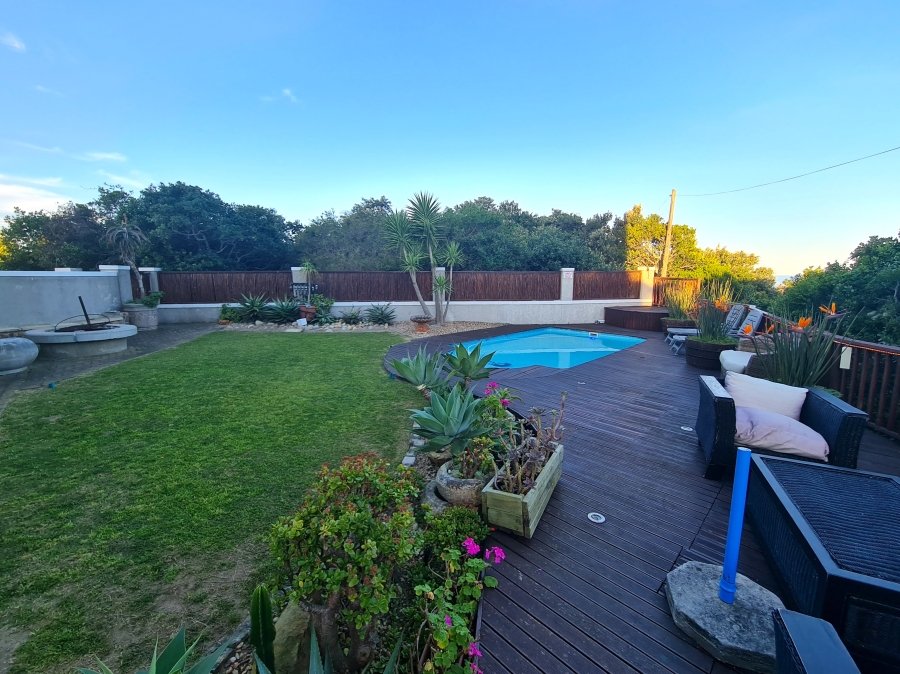 8 Bedroom Property for Sale in Paradise Beach Eastern Cape